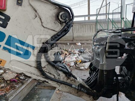 Terex TLB825. Замена гидроцилиндра задней стрелы и замена гидроцилиндра подъёма стрелы - 2